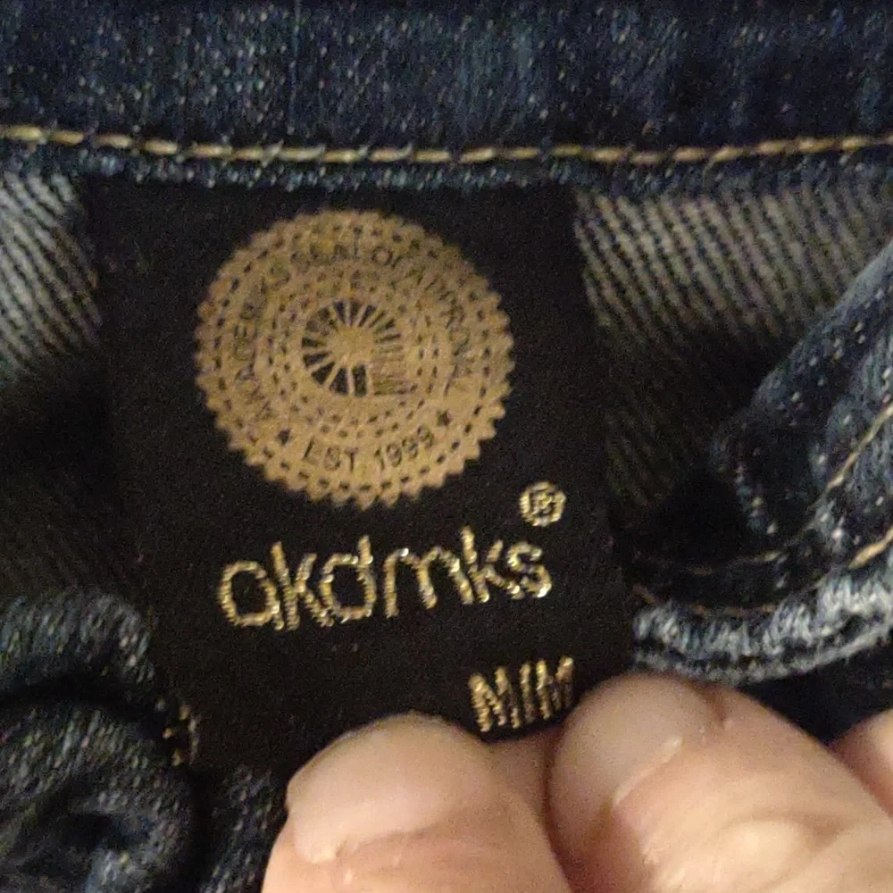 Girl's‎ akdmks cropped denim jacket with long sleeves Size Medium